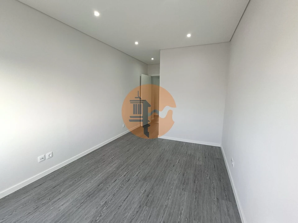 Apartamento T4 para Venda em Quelfes Foto 22