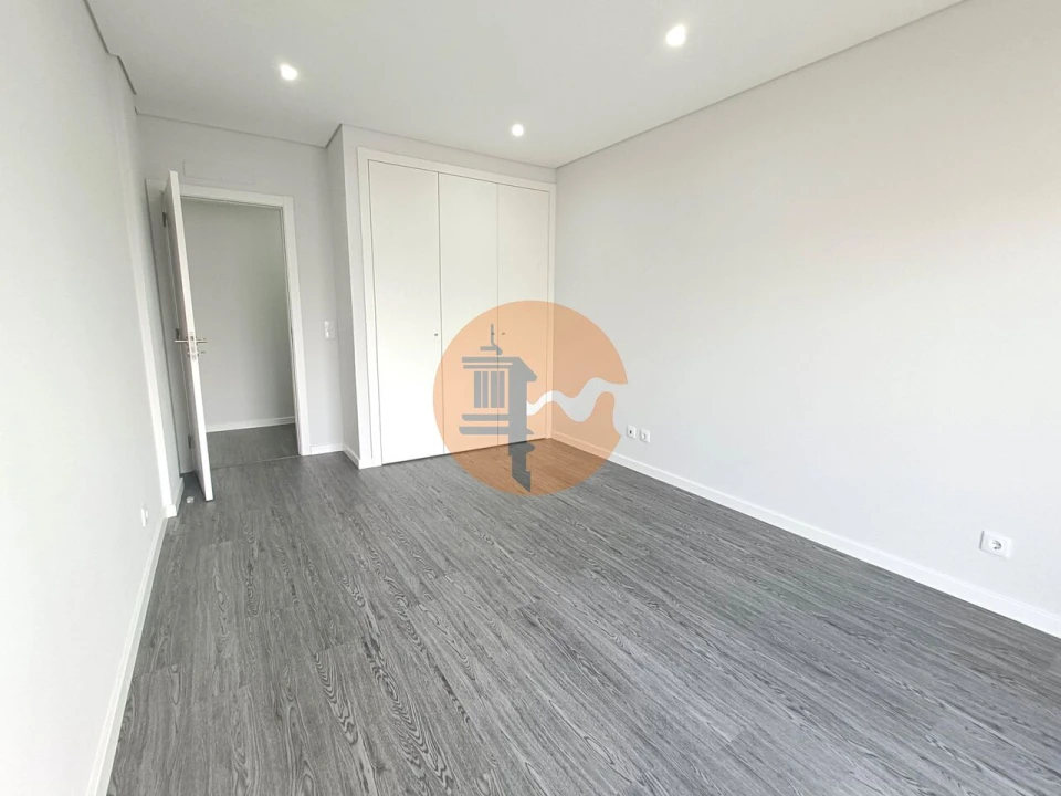 Apartamento T4 para Venda em Quelfes Foto 24