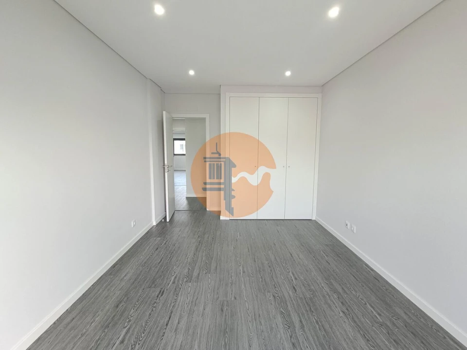 Apartamento T4 para Venda em Quelfes Foto 25