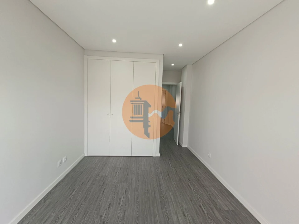 Apartamento T4 para Venda em Quelfes Foto 29
