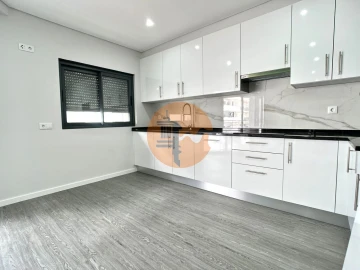 Apartamento T3 para Venda em Quelfes