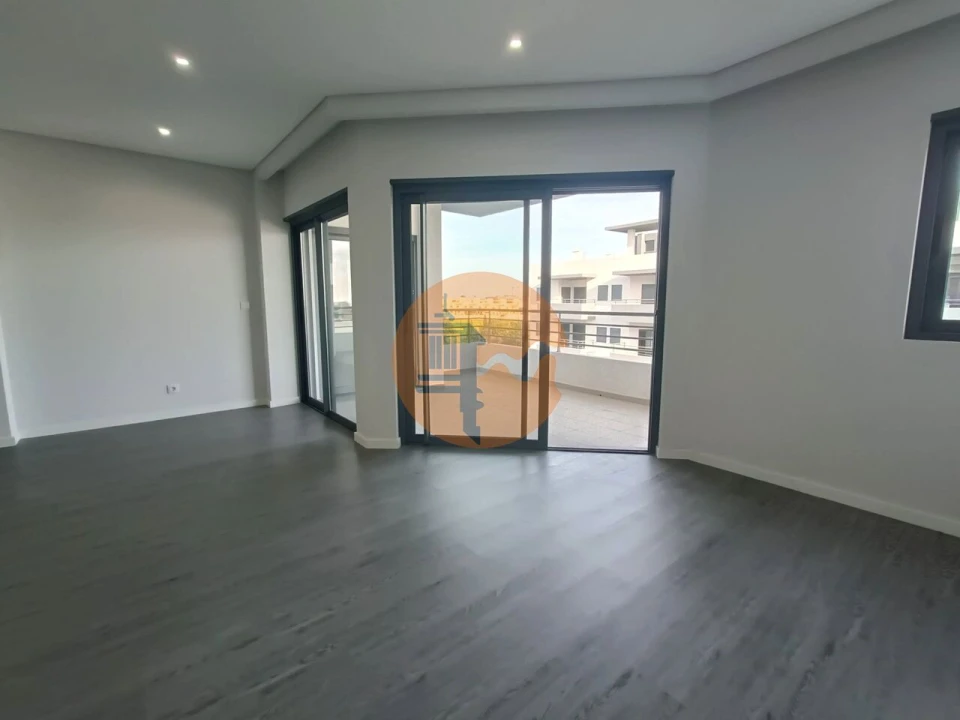 Apartamento T3 para Venda em Quelfes Foto 8