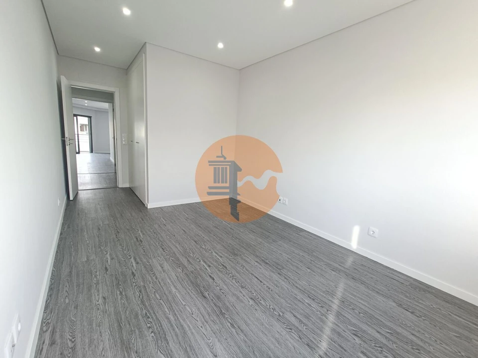 Apartamento T3 para Venda em Quelfes Foto 13