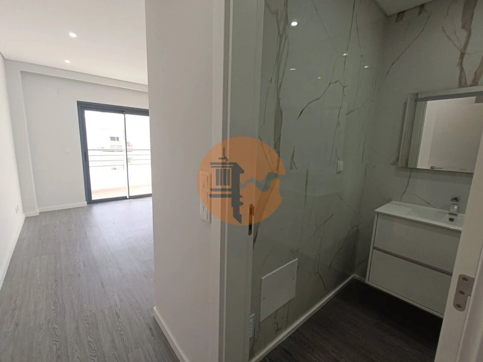 Apartamento T3 para Venda em Quelfes Foto 18