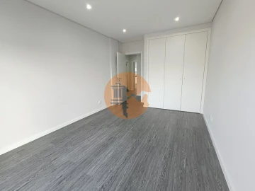 Apartamento T3 para Venda em Quelfes