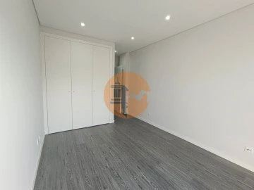 Apartamento T3 para Venda em Quelfes