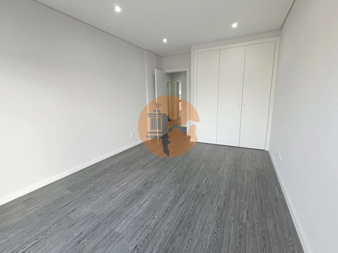 Apartamento T3 para Venda em Quelfes Foto 17