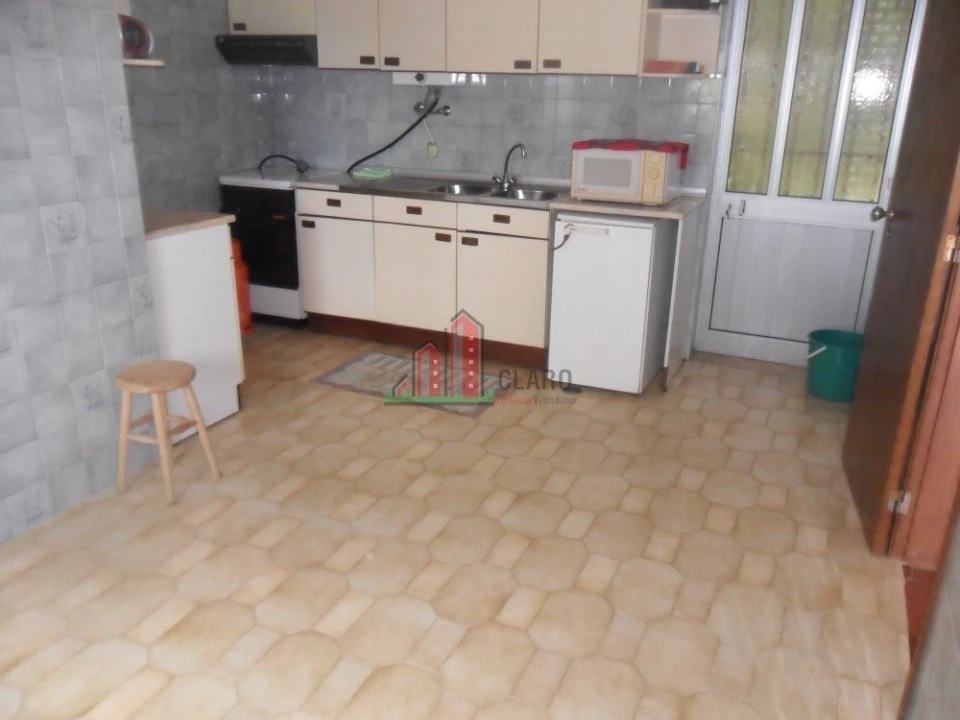 Moradia T5 para Venda em Santo Antonio dos Olivais Foto 1