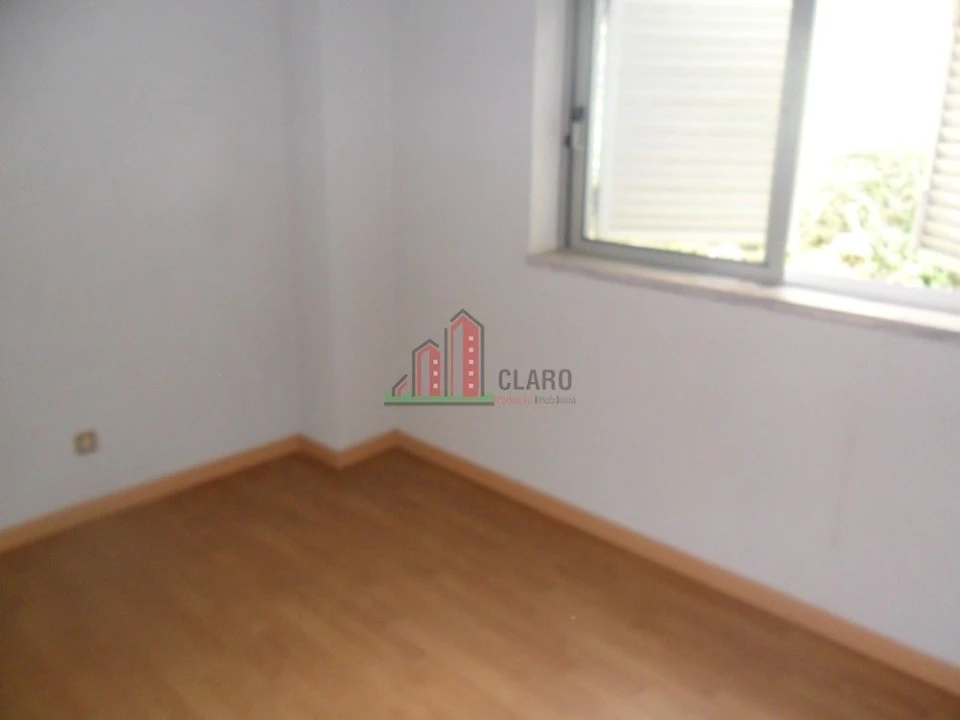 Moradia T5 para Venda em Santo Antonio dos Olivais Foto 6