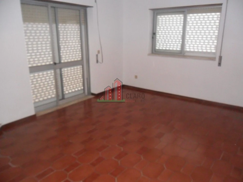 Moradia T5 para Venda em Santo Antonio dos Olivais Foto 4