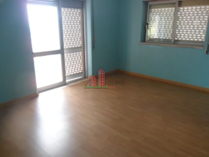 Moradia T5 para Venda em Santo Antonio dos Olivais Foto 5
