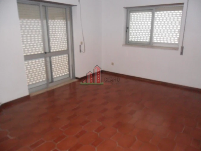 Moradia T5 para Venda em Santo Antonio dos Olivais Foto 4