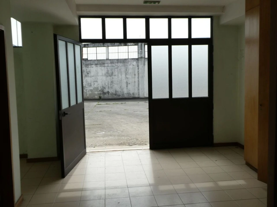 Garagem para Arrendamento em Eiras e São Paulo de Frades Foto 3