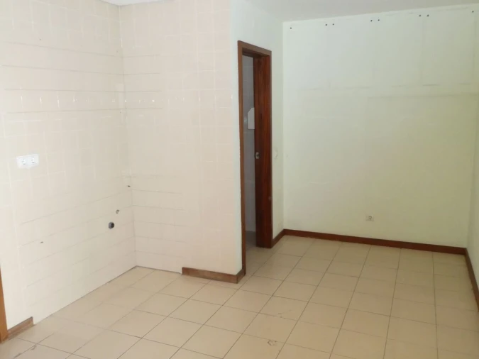 Garagem para Arrendamento em Eiras e São Paulo de Frades Foto 9