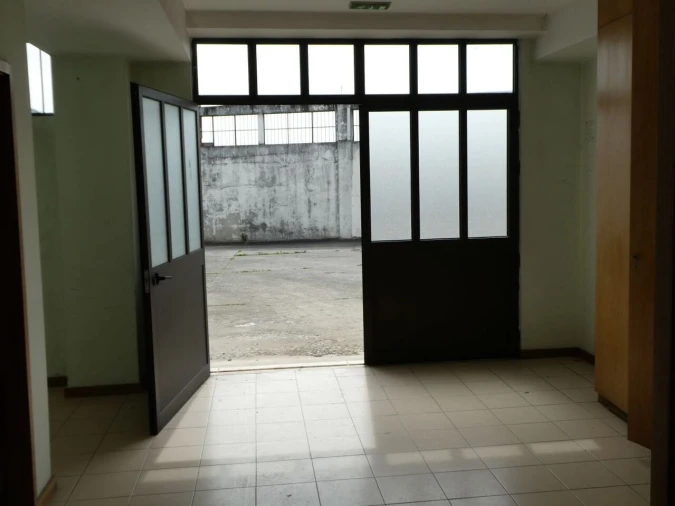 Garagem para Arrendamento em Eiras e São Paulo de Frades Foto 3