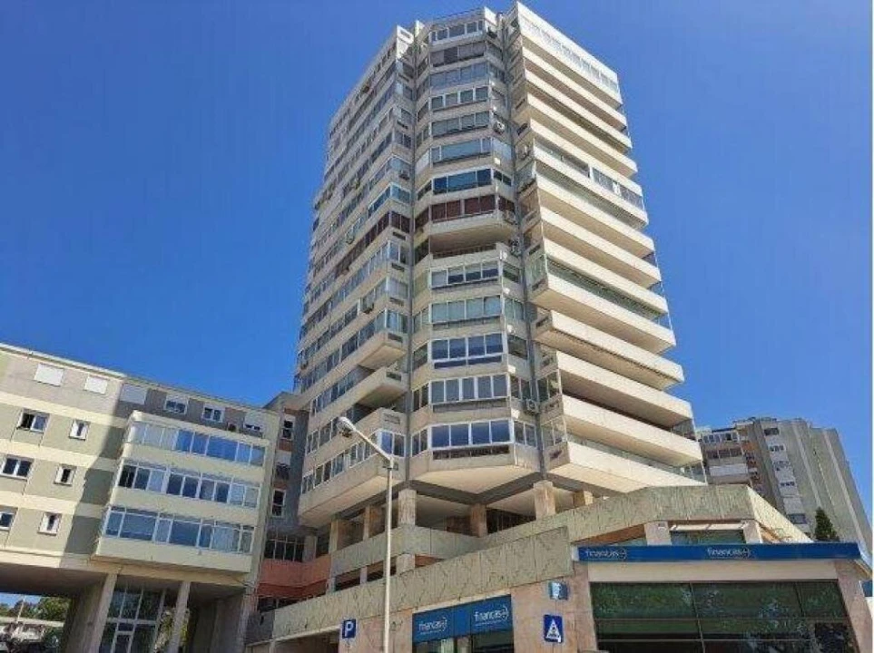 Apartamento T6 para Venda em Ajuda Foto 1