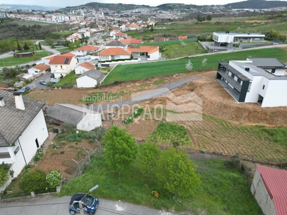 Terreno para Venda em Castro de Avelãs Foto 3