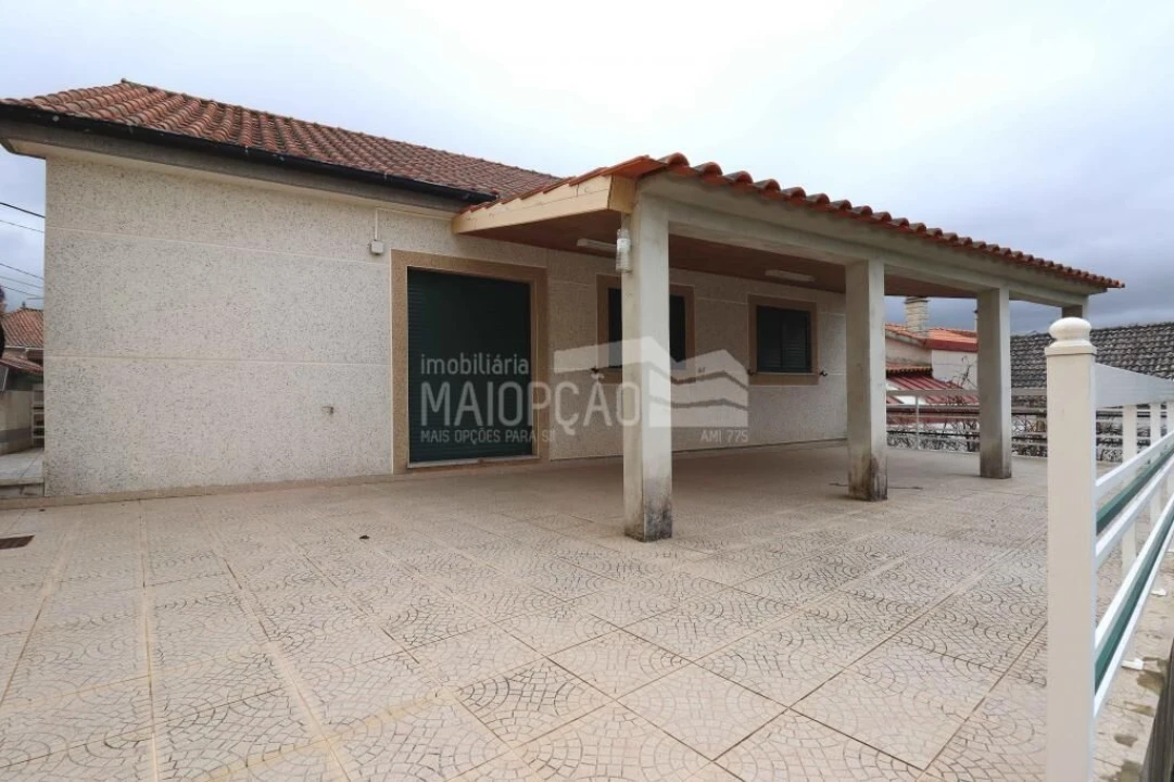 Moradia T4 para Venda em Vilar Seco de Lomba Foto 3