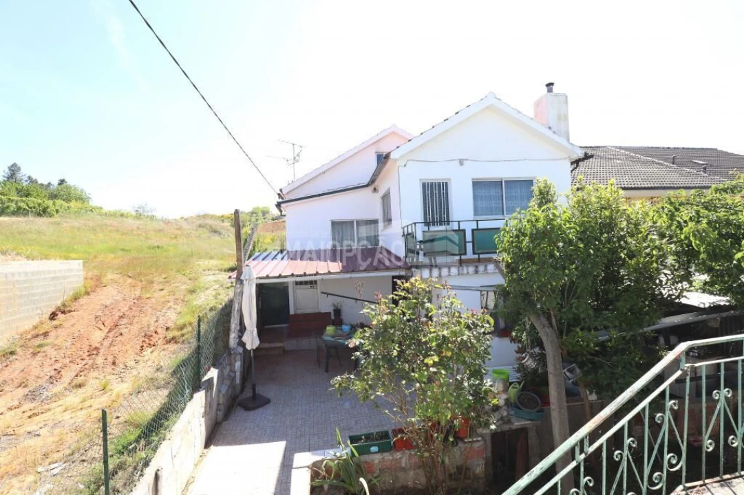 Moradia T6 para Venda em Castro de Avelãs Foto 1
