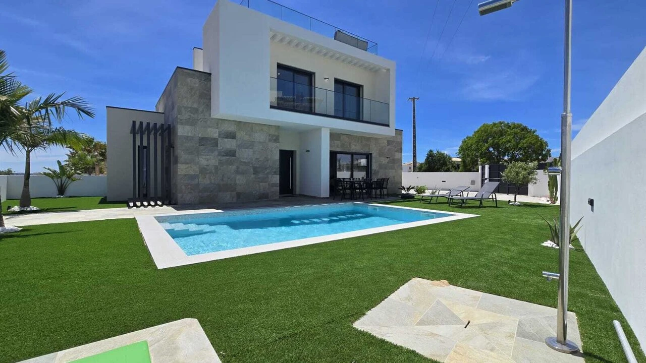 Moradia T2 para Venda em Armação de Pera Foto 4