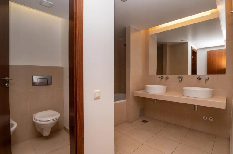 Moradia T4 para Venda em Guia Foto 20