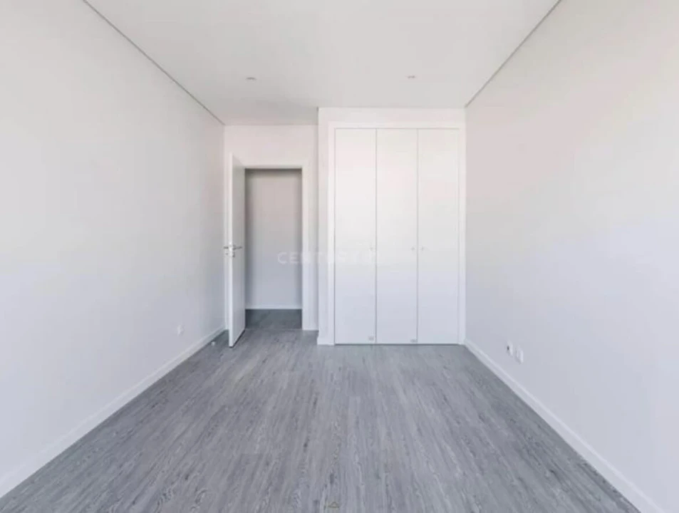 Apartamento T3 para Venda em Quelfes Foto 2