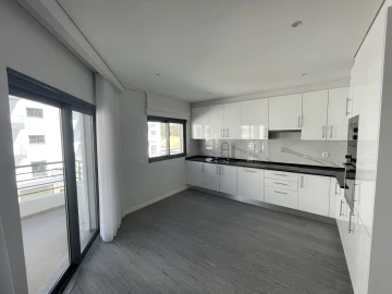 Apartamento T3 para Venda em Quelfes