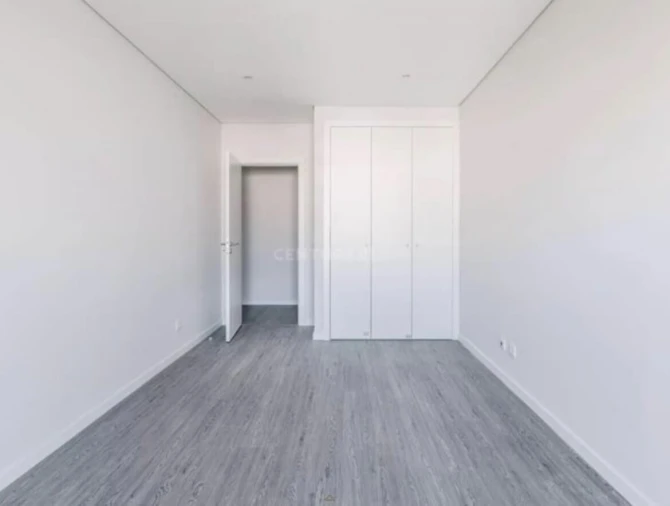 Apartamento T3 para Venda em Quelfes Foto 2