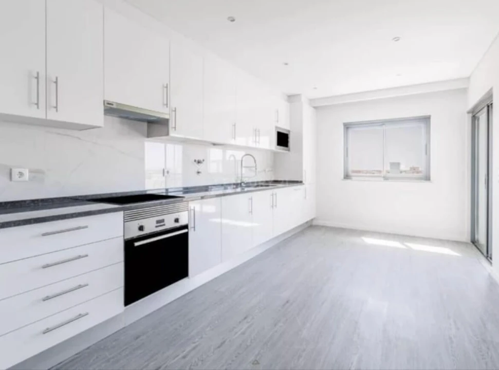 Apartamento T3 para Venda em Quelfes Foto 2