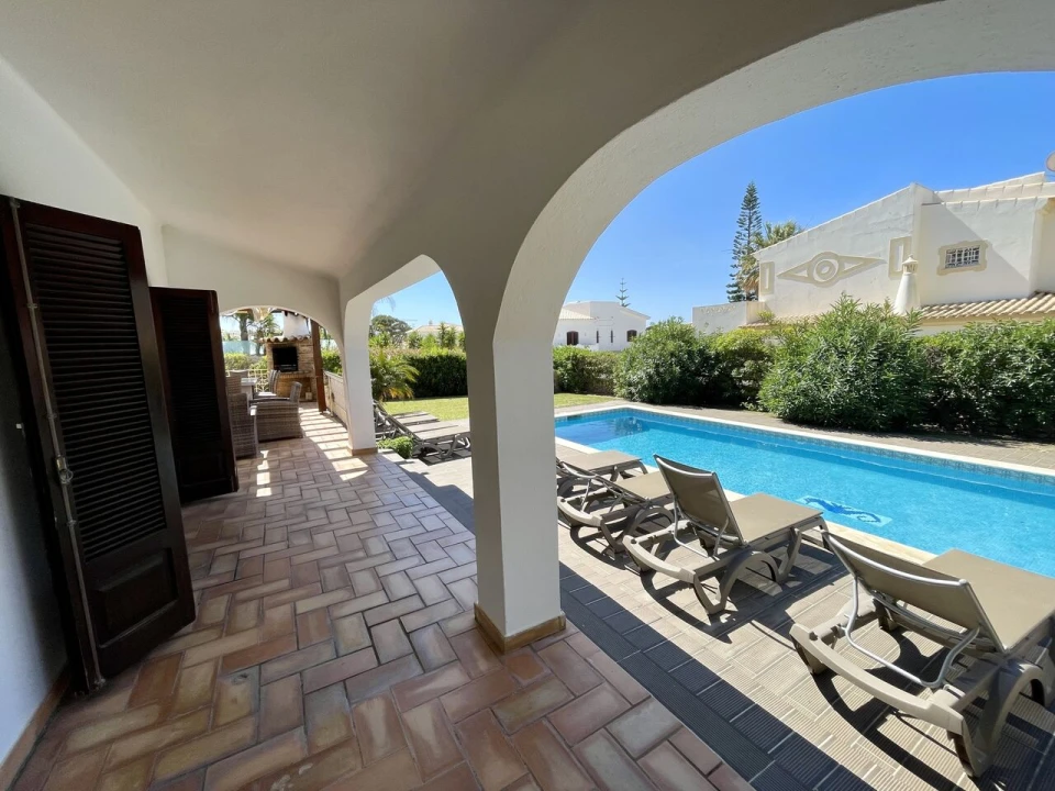 Moradia T4 para Venda em Guia Foto 18