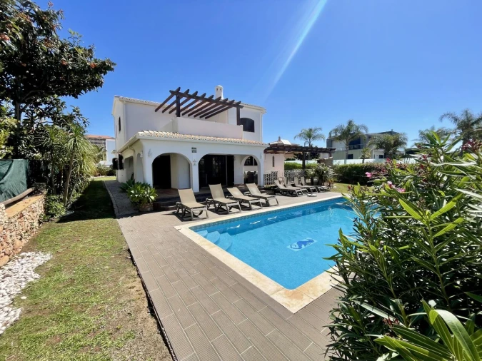 Moradia T4 para Venda em Guia Foto 3