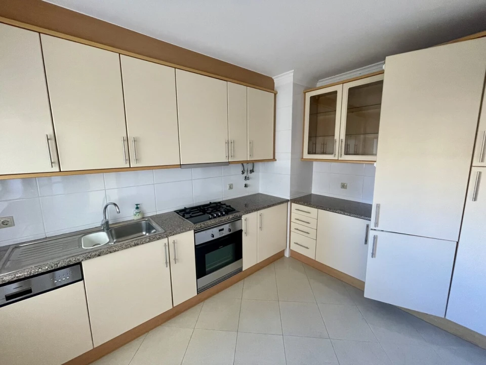 Apartamento T3 para Venda em Quarteira Foto 4