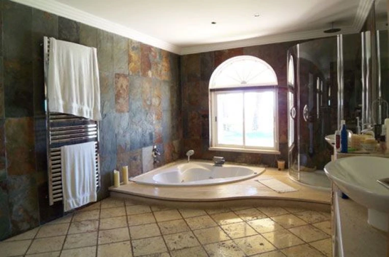 Moradia T5 para Venda em Guia Foto 17