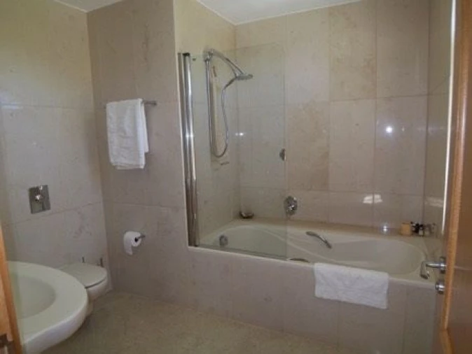 Moradia T5 para Venda em Guia Foto 19