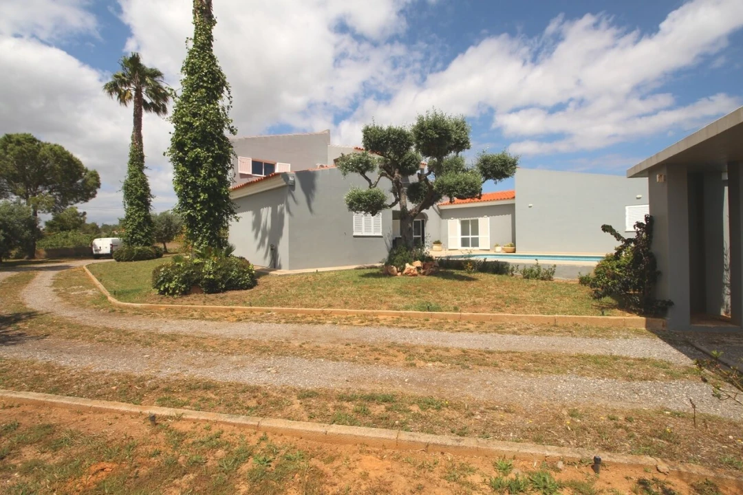 Moradia T5 para Venda em Guia Foto 2