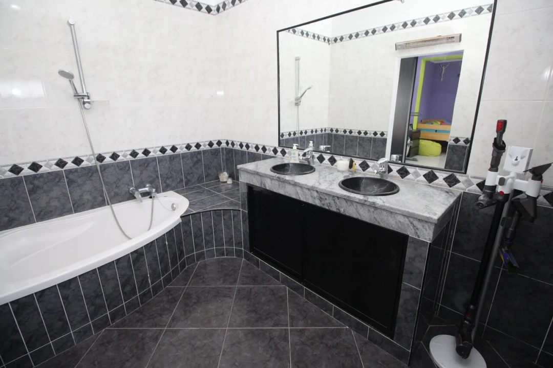 Moradia T5 para Venda em Guia Foto 38