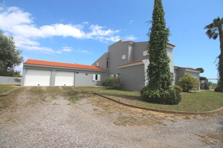 Moradia T5 para Venda em Guia Foto 4