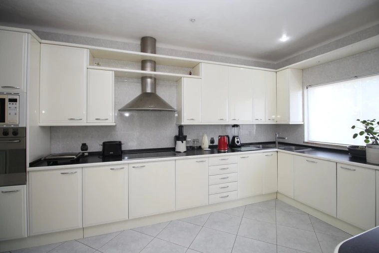 Moradia T5 para Venda em Guia Foto 33