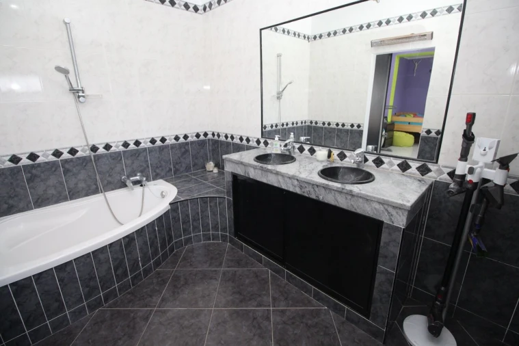 Moradia T5 para Venda em Guia Foto 38