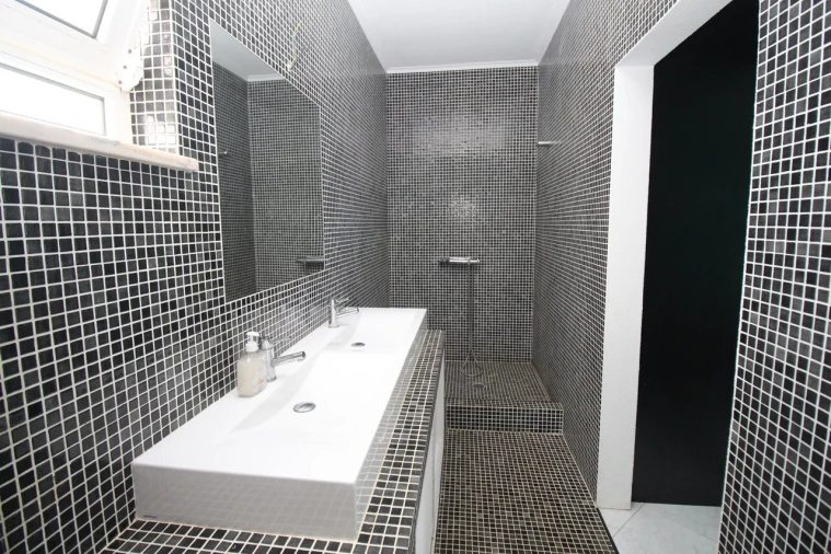 Moradia T5 para Venda em Guia Foto 42