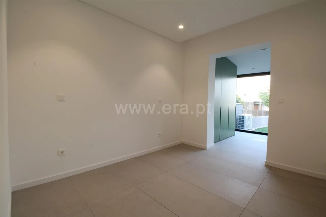 Moradia T2 para Venda em Oliveira do Douro Foto 13