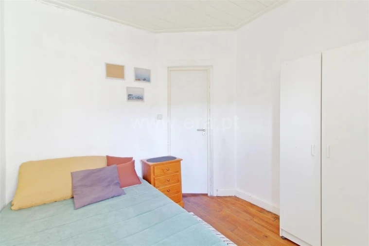 Moradia T4 para Venda em Lomba Foto 9