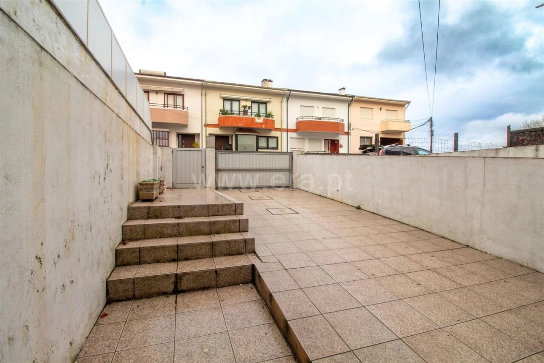 Moradia T3 para Venda em Oliveira do Douro Foto 16