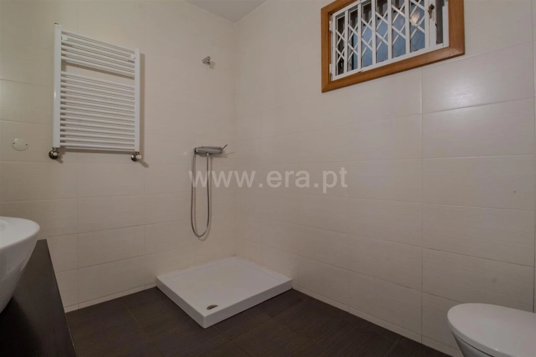 Moradia T3 para Venda em Oliveira do Douro Foto 11