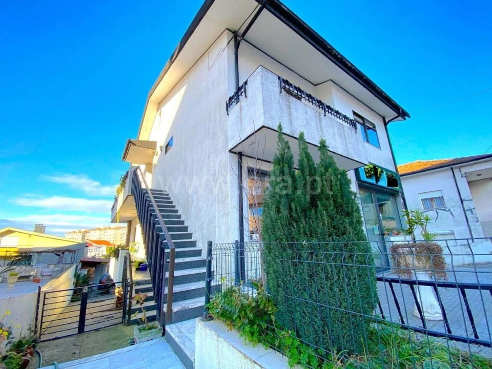 Moradia T3 para Venda em Oliveira do Douro Foto 1