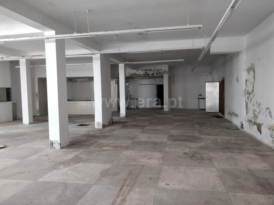 Loja para Arrendamento em Oliveira do Douro Foto 1