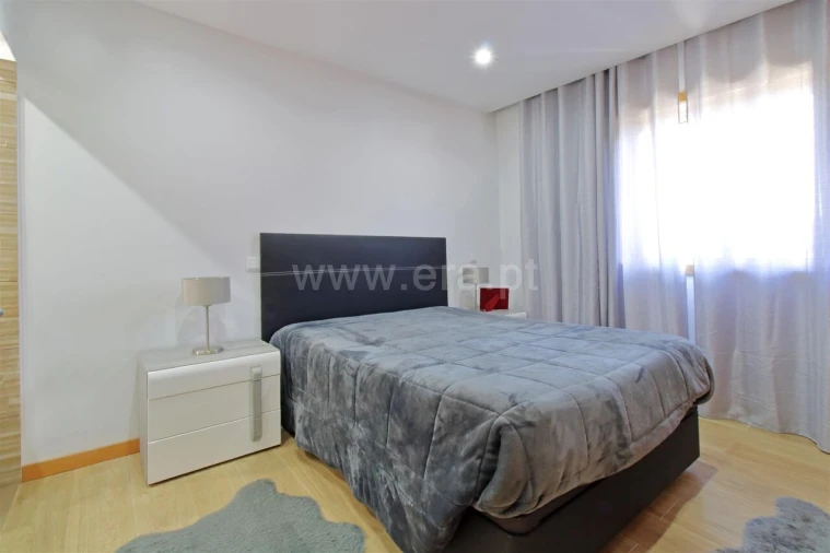 Moradia T4 para Venda em Vilar de Andorinho Foto 7