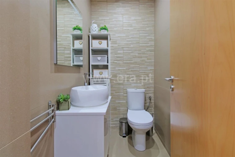 Moradia T4 para Venda em Vilar de Andorinho Foto 6