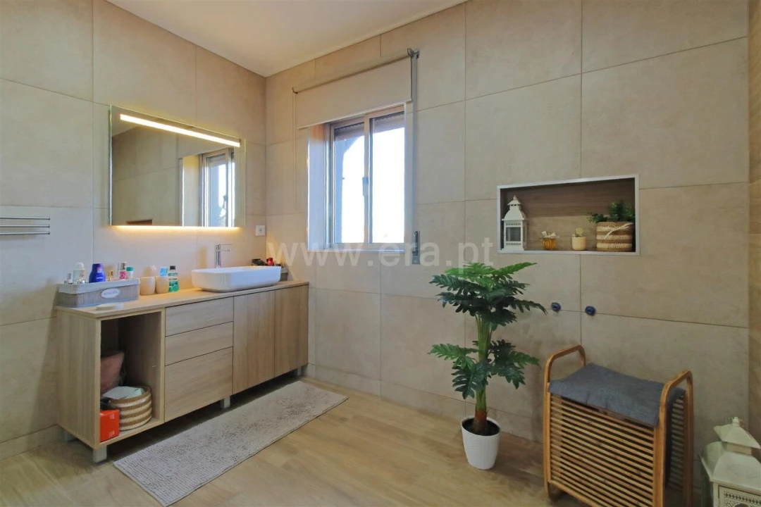 Moradia T4 para Venda em Vilar de Andorinho Foto 16