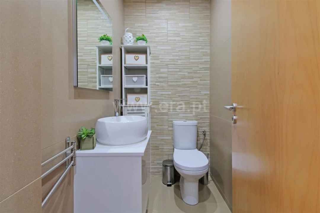 Moradia T4 para Venda em Vilar de Andorinho Foto 6